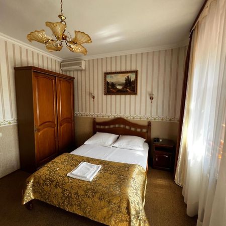 Zolotoy Fazan Hotel Nikolayev Bagian luar foto