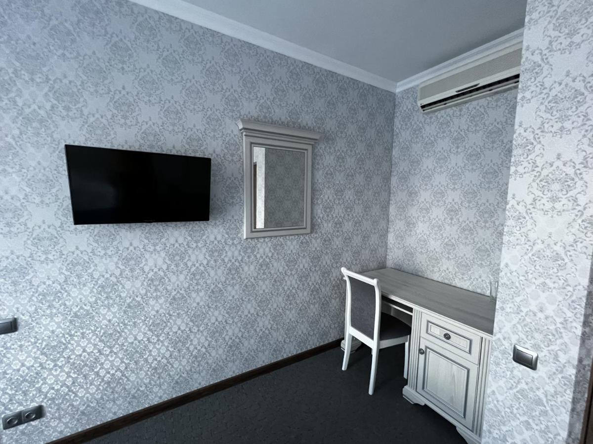 Zolotoy Fazan Hotel Nikolayev Bagian luar foto