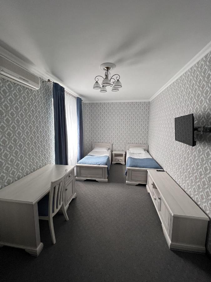 Zolotoy Fazan Hotel Nikolayev Bagian luar foto