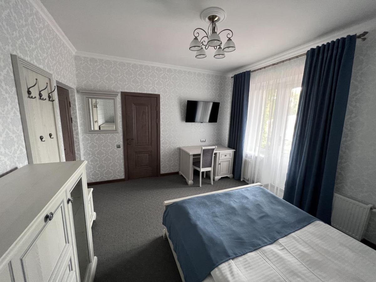 Zolotoy Fazan Hotel Nikolayev Bagian luar foto