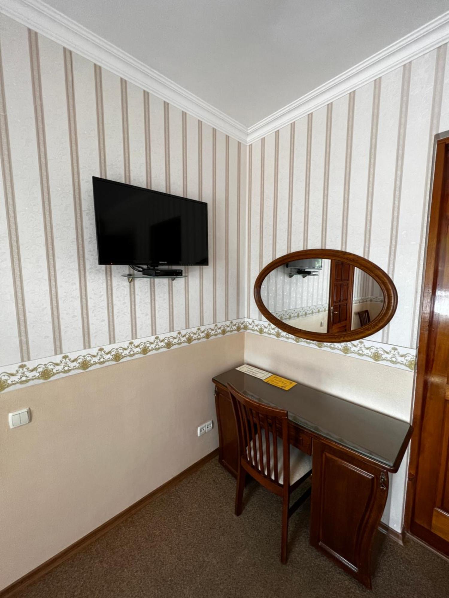 Zolotoy Fazan Hotel Nikolayev Bagian luar foto