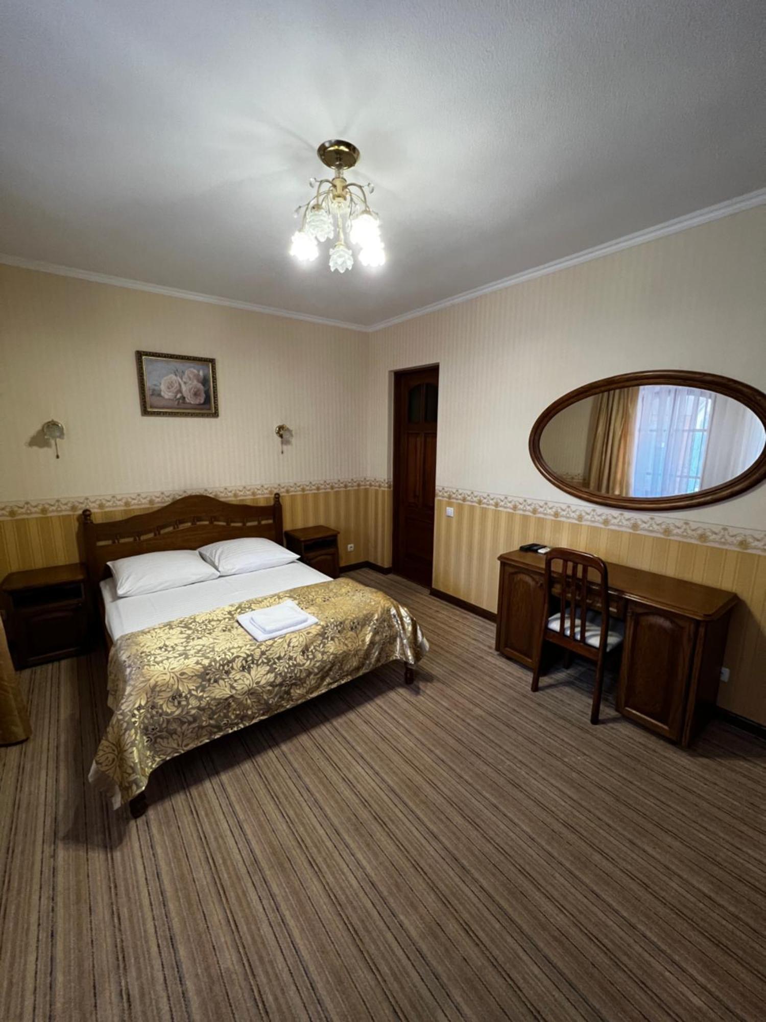 Zolotoy Fazan Hotel Nikolayev Bagian luar foto